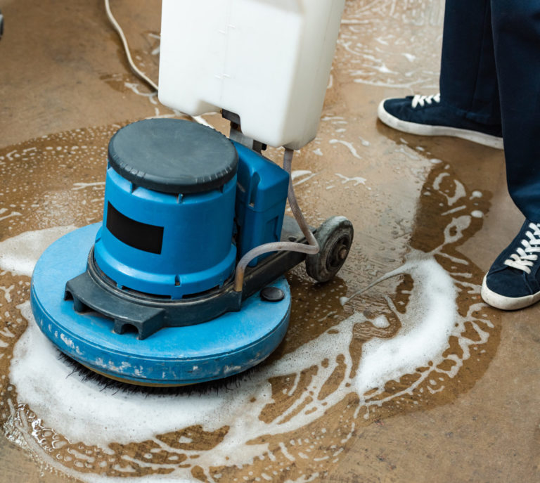 vista recortada del piso de lavado más limpio con máquina limpiadora