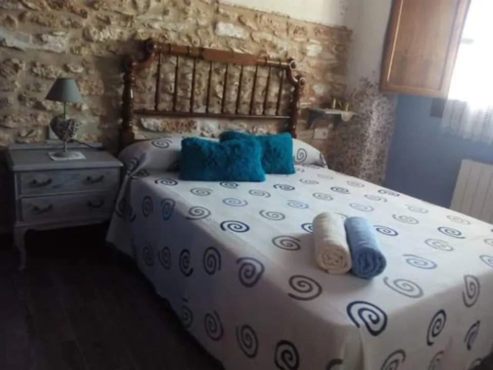 Reforma de casa rústica con acabados de piedra y madera