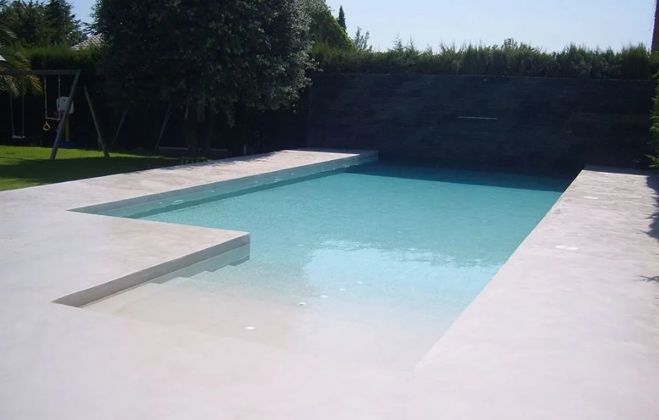 Proyecto de piscina exterior con acabados modernos en Castellón