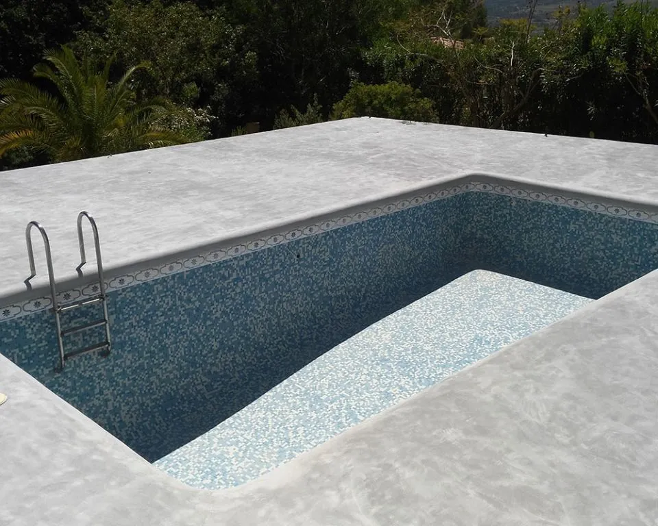 Aplicación de microcemento en piscinas en Sant Jordi