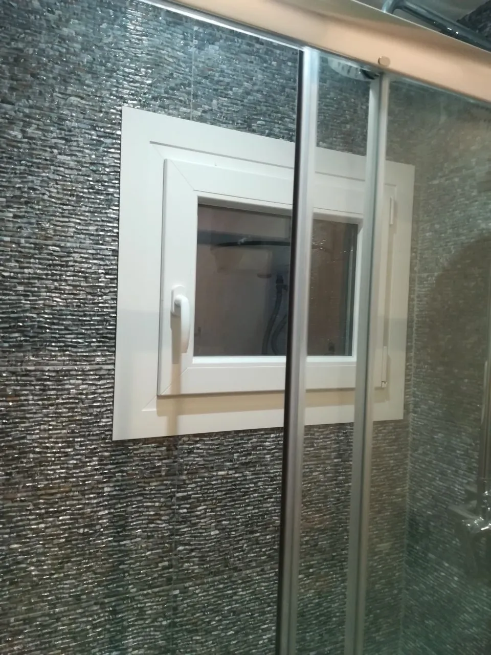 Renovación de baño con materiales modernos en reforma integral